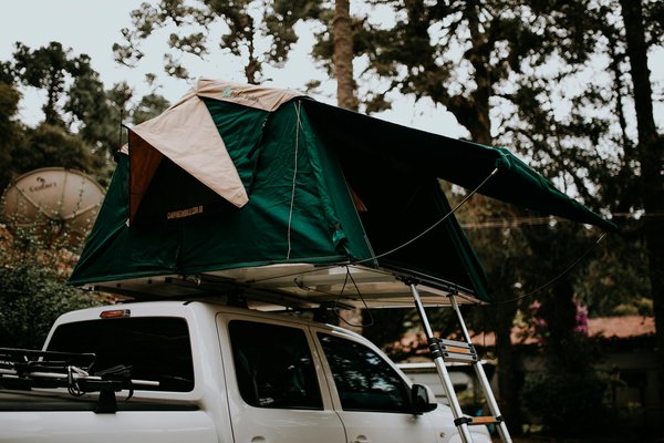 Quels sont les critères pour choisir une location de vacances en Toscane avec des cours de sculpture sur pierre et des visites de sites artistiques?